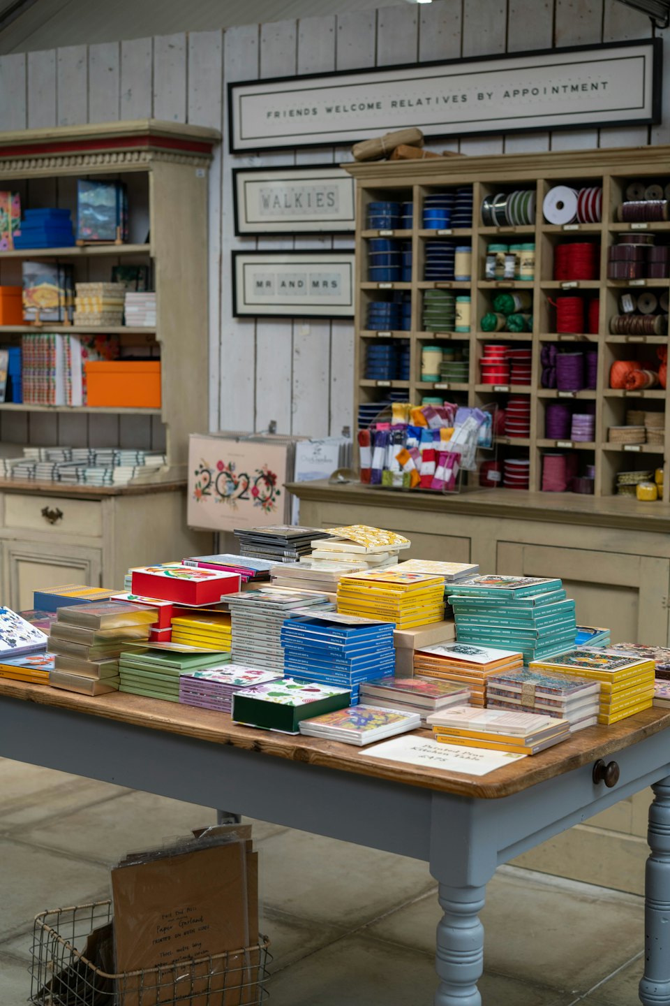 Kantoorartikelen uitgestald op een houten tafel in een winkel.